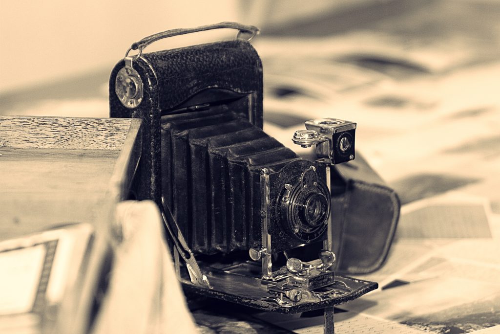 La macchina fotografica di Vaifro Agnoli in uno scatto di Paolo Pierotti. Lettere dal fronte.