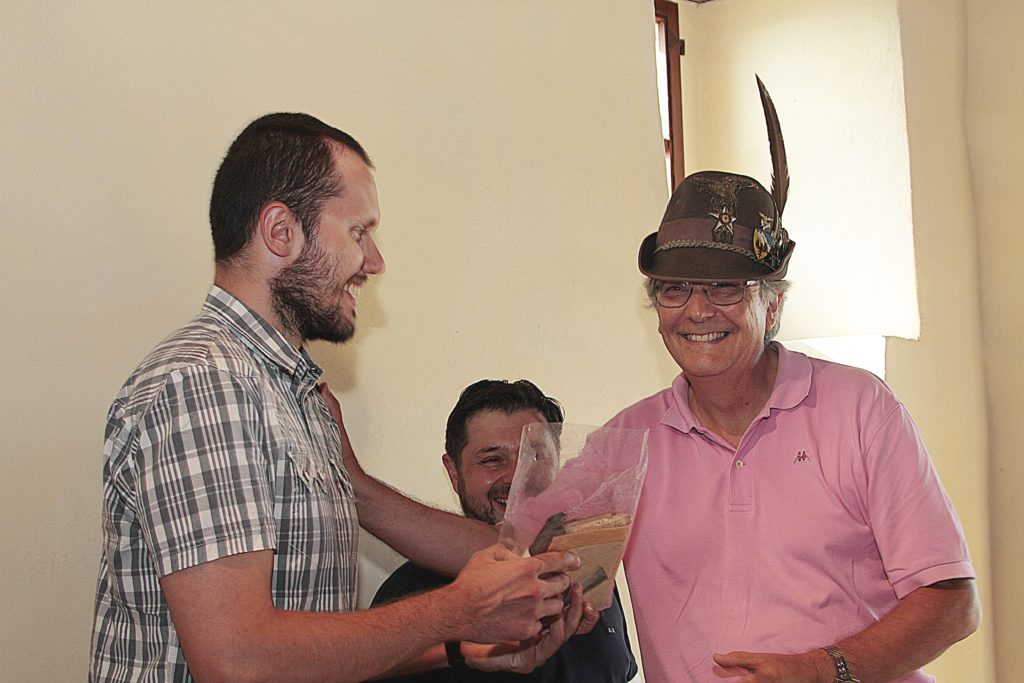 Sotto gli occhi di Fausto Corsini, Gregorio Pezzato mi consegna le lettere dal fronte di Vaifro Agnoli. Foto di Paolo Pierotti.