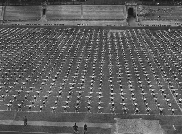 Storia dello sport nel fascismo. 1930. Una manifestazione della GIL all'Arena Civica di Milano.