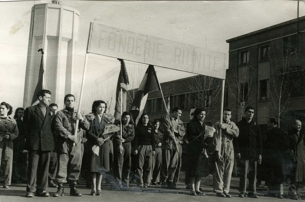 Corteo per commemorare i sei lavoratori uccisi dalla forza pubblica il 9 gennaio 1950. Foto via Wikimedia Commons