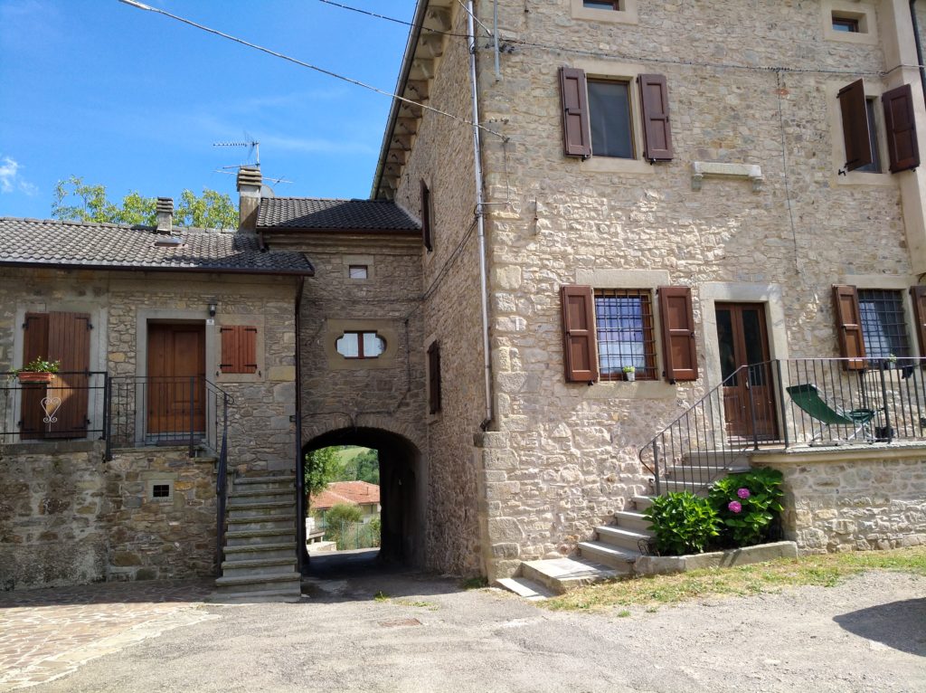 Centrale idroelettrica di Farneta. Il Castello di Farneta, dove nell'autunno del 1944 s'insediano il comando partigiano, il CLN della montagna e le "istituzioni" della zona libera di Montefiorino.