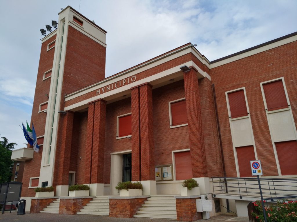 Il municipio di Maranello, esempio dell'architettura razionalista fascista, costruito sui terreni lasciati al Comune dall'ingegner Carlo Stradi e inaugurato nel 1938.