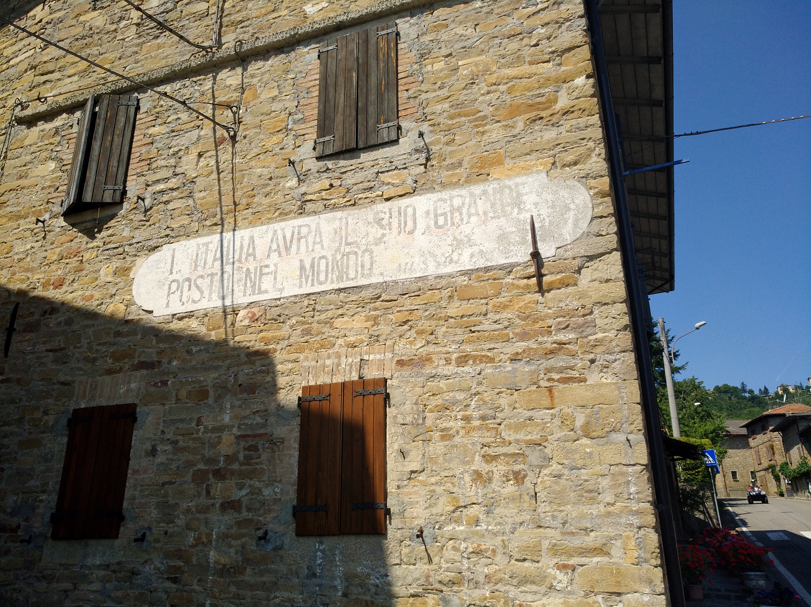Scritta fascista sui muri di Vitriola - centrale di Farneta