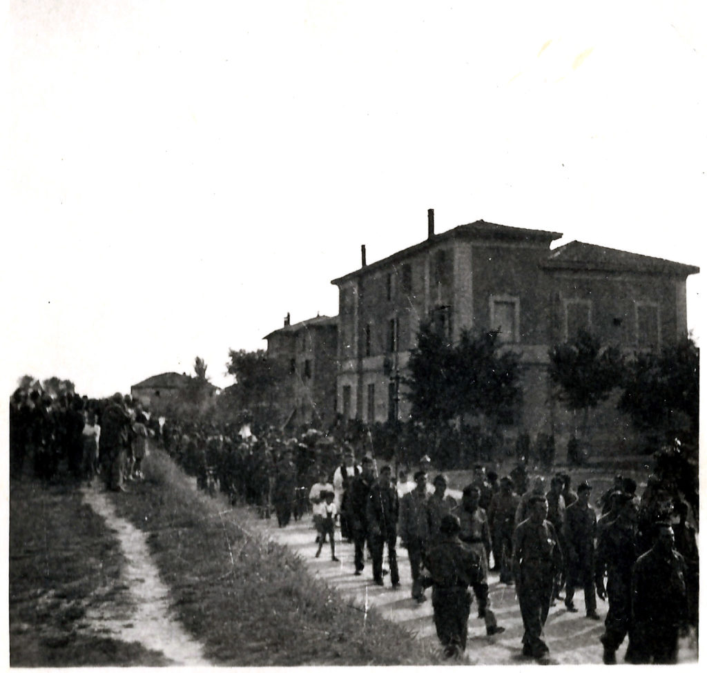 Calcara, 1945. I funerali del partigiano Corrado Tagliavini. Foto dalla raccolta di Claudio Cavallieri. Tempo di guerra.
