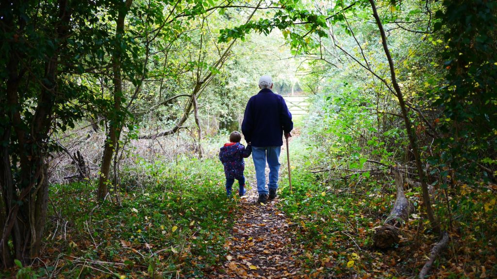 Un nonno passeggia con il nipote. Io ho scoperto così il tempo di guerra.