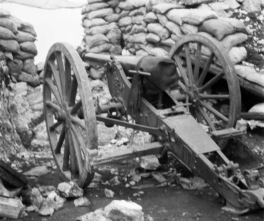 Natale di pace. Cannone da campagna italiano sul massiccio del Pasubio. Foto del capitano medico Vaifro Agnoli, inverno 1918