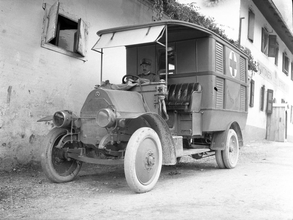 Natale di pace. Ambulanza parcheggiata vicino all'ospedale della Streva, nell'attuale comune di Vallarsa (TN). Foto del capitano medico Vaifro Agnoli, inverno 1918.