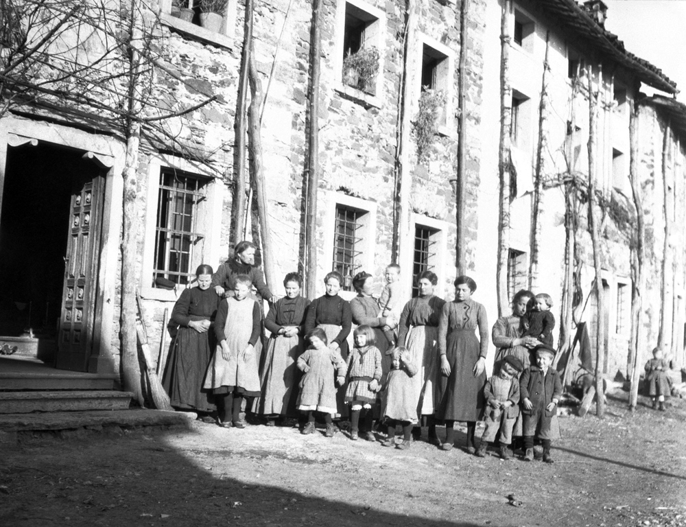 Natale di pace. Donne e bambini in posa nella zona del Pasubio durante l'inverno del 1918. Foto del capitano medico Vaifro Agnoli.