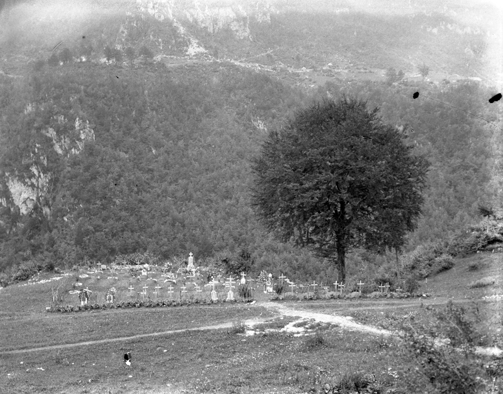 Natale di pace. Cimitero militare della Streva, nell'attuale comune di Vallarsa (TN). Foto del capitano medico Vaifro Agnoli, inverno 1918