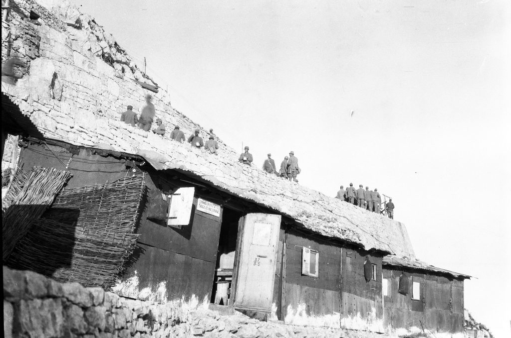 Natale di pace. Comando gruppo tattico Soglio dell'Incudine, sul massiccio del Pasubio. Foto del capitano medico Vaifro Agnoli, inverno 1918