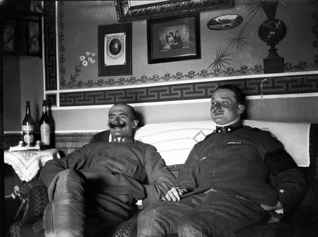 Natale di pace. Ufficiali al posto di comando Soglio dell'Incudine. Foto del capitano medico Vaifro Agnoli, inverno 1918