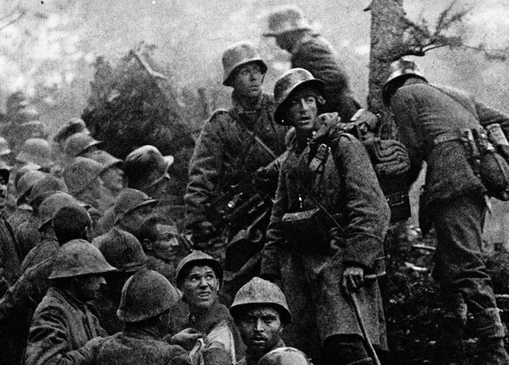 Natale di pace. Soldati austro-ungarici e tedeschi catturano militari italiani nelle prime fasi della battaglia di Caporetto