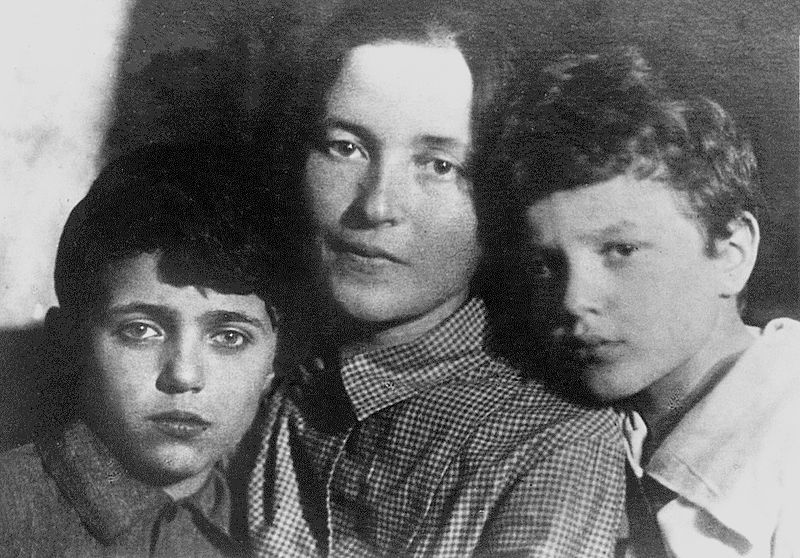 Julia Schucht, moglie di Antonio Gramsci, con i figli Delio e Giuliano