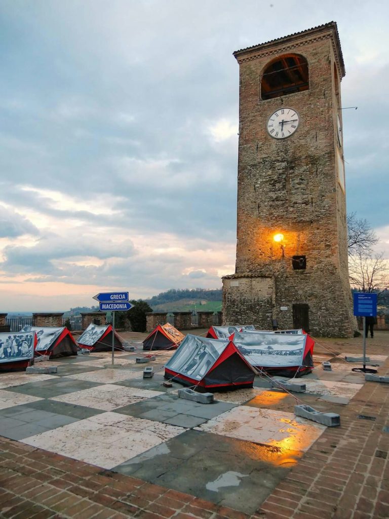 Oltre i confini. Piazza Roma con le tende di "Scappare la guerra camp", installazione realizzata in collegamento alla mostra fotografica di Luigi Ottani