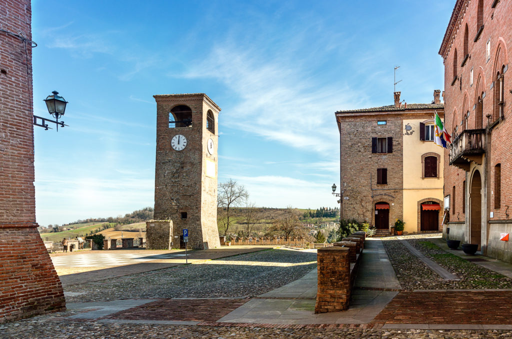 Oltre i confini: Piazza Roma, luogo-simbolo del centro storico di Castelvetro