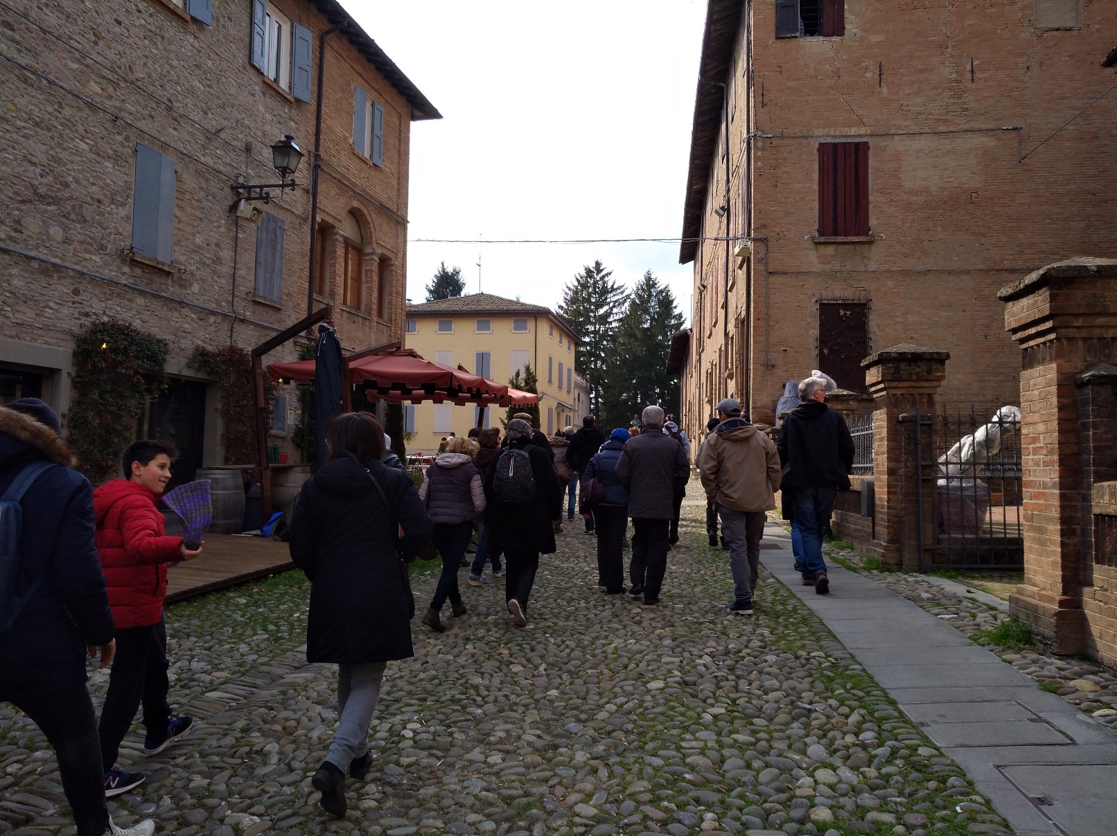 Storie di profughi. I partecipanti alla partenza del trekking storico Oltre i confini