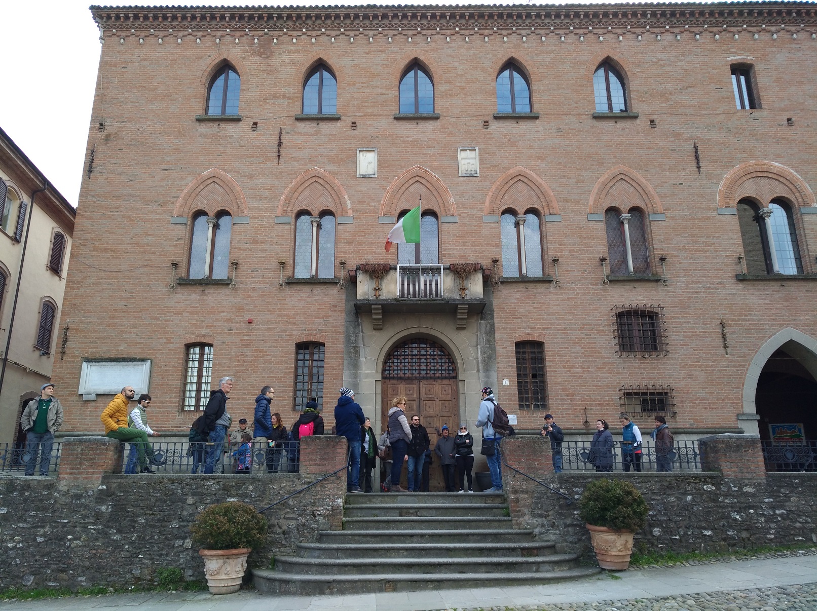 storie di profughi: Sotto il municipio, che si affaccia su piazza Roma, il racconto di chi "emigra" durante il fascismo