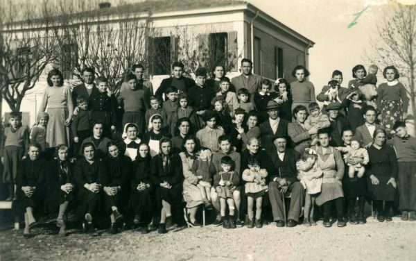 Oltre i confini: Gruppo di alluvionati del Polesine, ospitati a Castelvetro, nel 1951.