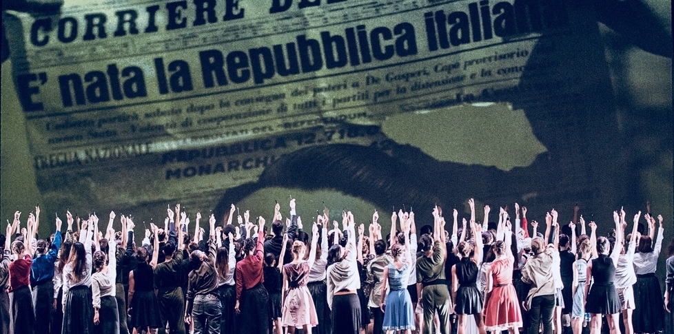 La scena finale dello spettacolo di danza "#cittadine! Alla conquista del voto" realizzato nell'ambito di #cittadine. I segni nelle comunità e sulle città.