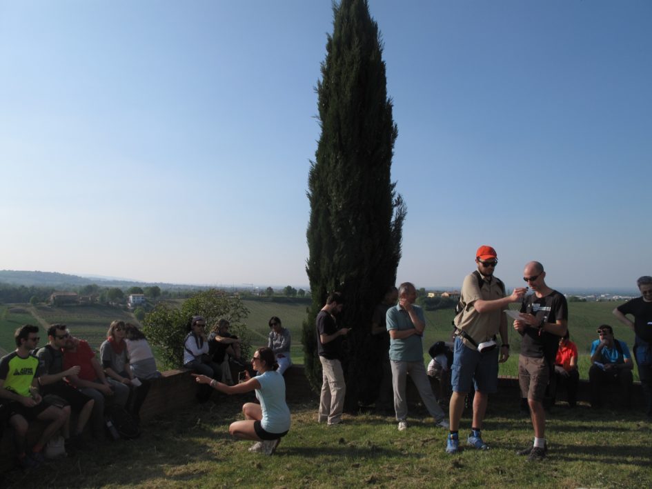 Letture all'oratorio di San Michele nel corso della camminata letteraria Storie allo specchio