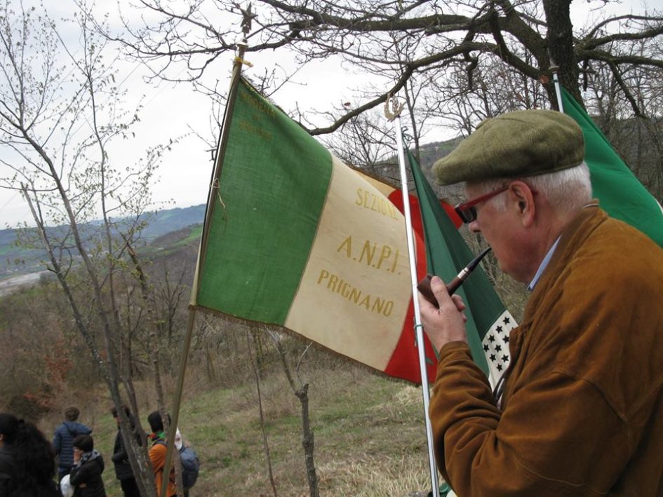 La bandiera della sezione Anpi di Prignano al cippo di Saltino