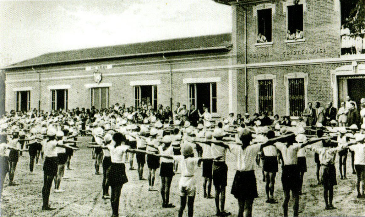 Esercizi ginnici alla colonia elioterapica di Sassuolo durante il regime fascista. Storia di Sassuolo nel Novecento