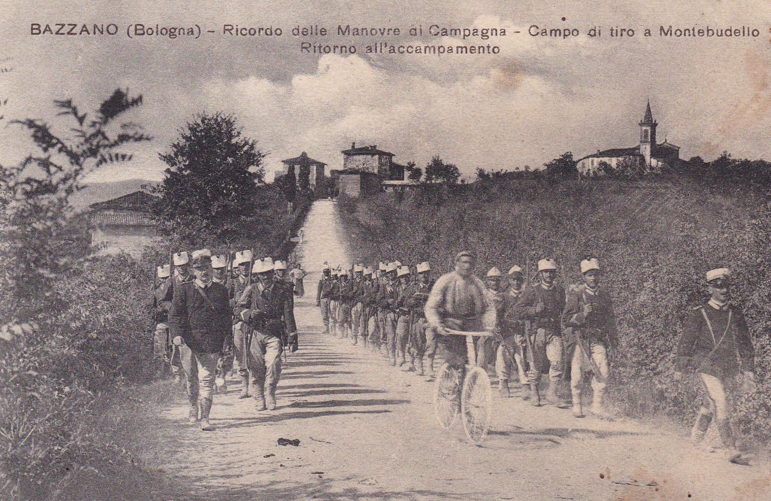 Mostra sulla Grande Guerra - Soldati in marcia nelle campagne tra Bazzano e Monteveglio, mentre ritornano da un'esercitazione militare a Montebudello. Cartolina, famiglia Clemente Contri - Contadini nella Prima guerra mondiale