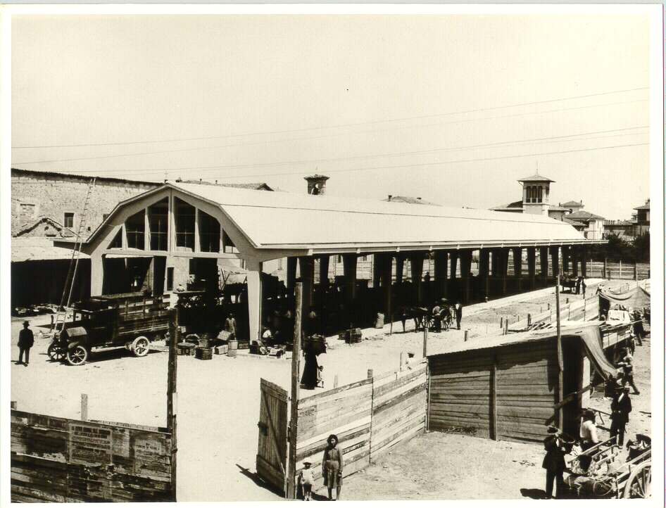 Storia di Vignola. Il mercato ortofrutticolo di Vignola in piena attività. Foto archivio Gruppo Mezaluna-Mario Menabue