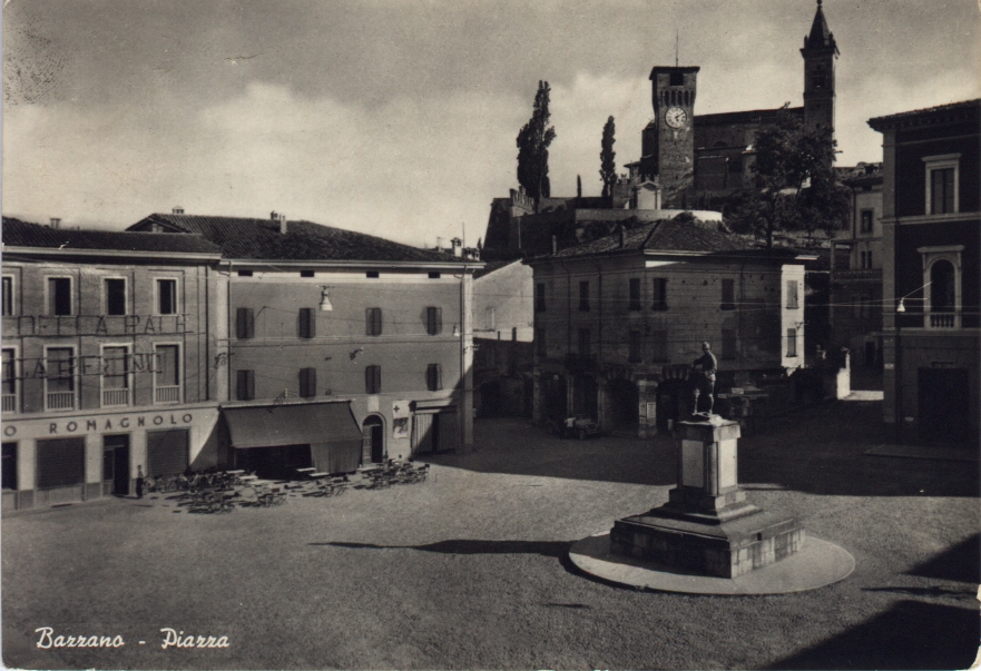 storia di Bazzano: cartolina della piazza con il monumento ai caduti