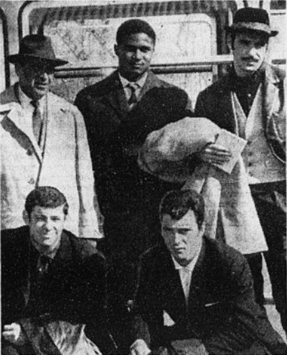 Guttmann (in alto a sinistra) con alcuni giocatori del Benfica nel 1962. Al suo fianco c'è proprio Eusébio. Via Wikimedia Commons