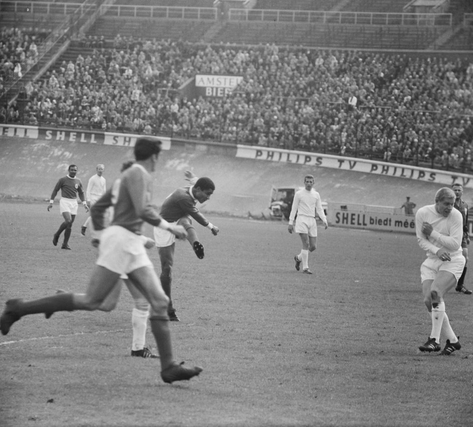 Storia del calcio portoghese. Eusébio in azione in un'amichevole tra Ajax e Benfica, disputata allo Stadio olimpico di Amsterdam nel 1965. Foto di Jac. de Nijs (ANEFO) - GaHetNa (Nationaal Archief NL) - CC BY_SA 3.0 via Wikimedia Commons