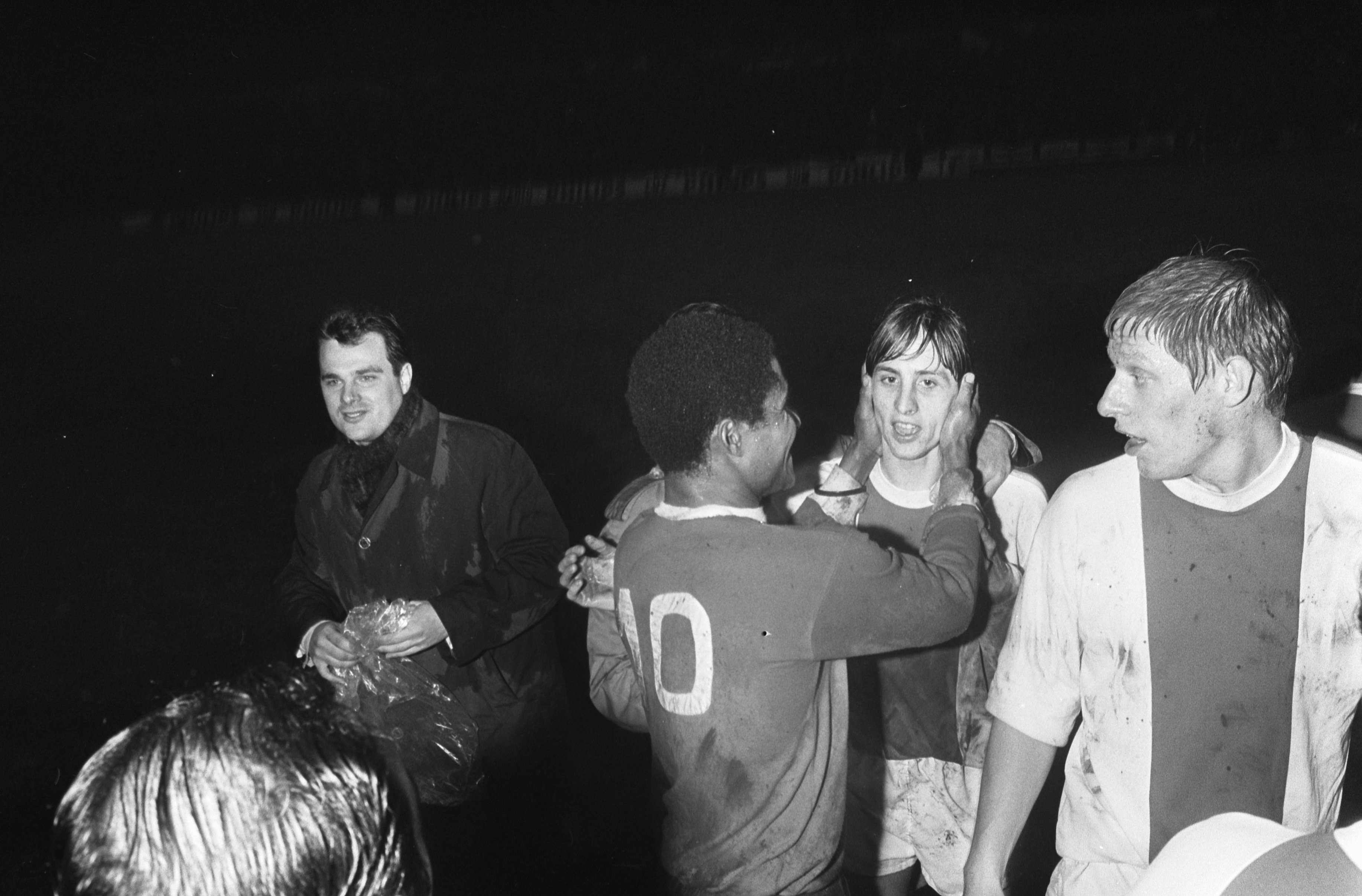 Storia del calcio portoghese. Eusébio si congratula con Johan Cruijff dopo un match tra Benfica e Ajax del 1969