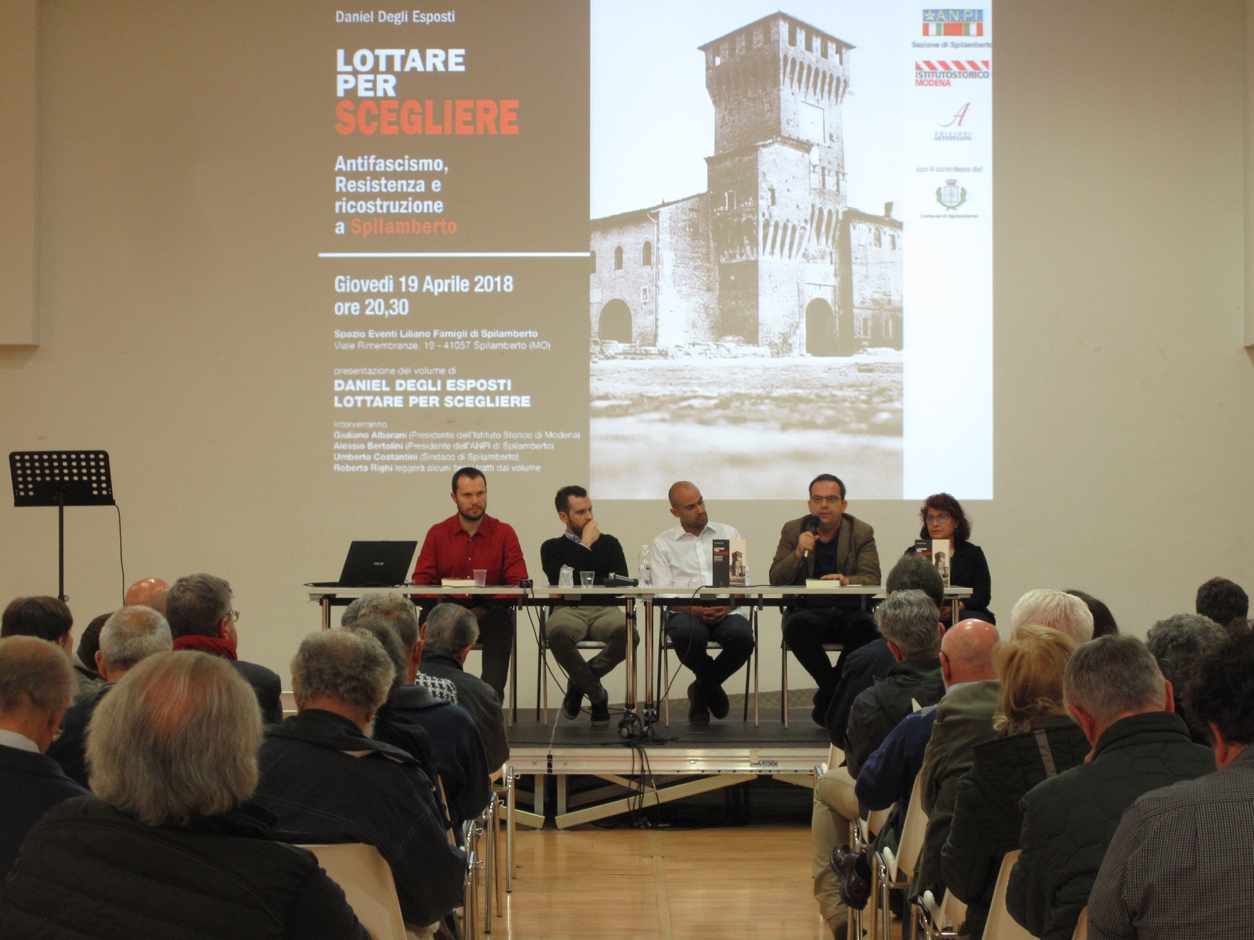 storie di resistenza: Il tavolo dei relatori durante la presentazione del libro Lottare per scegliere