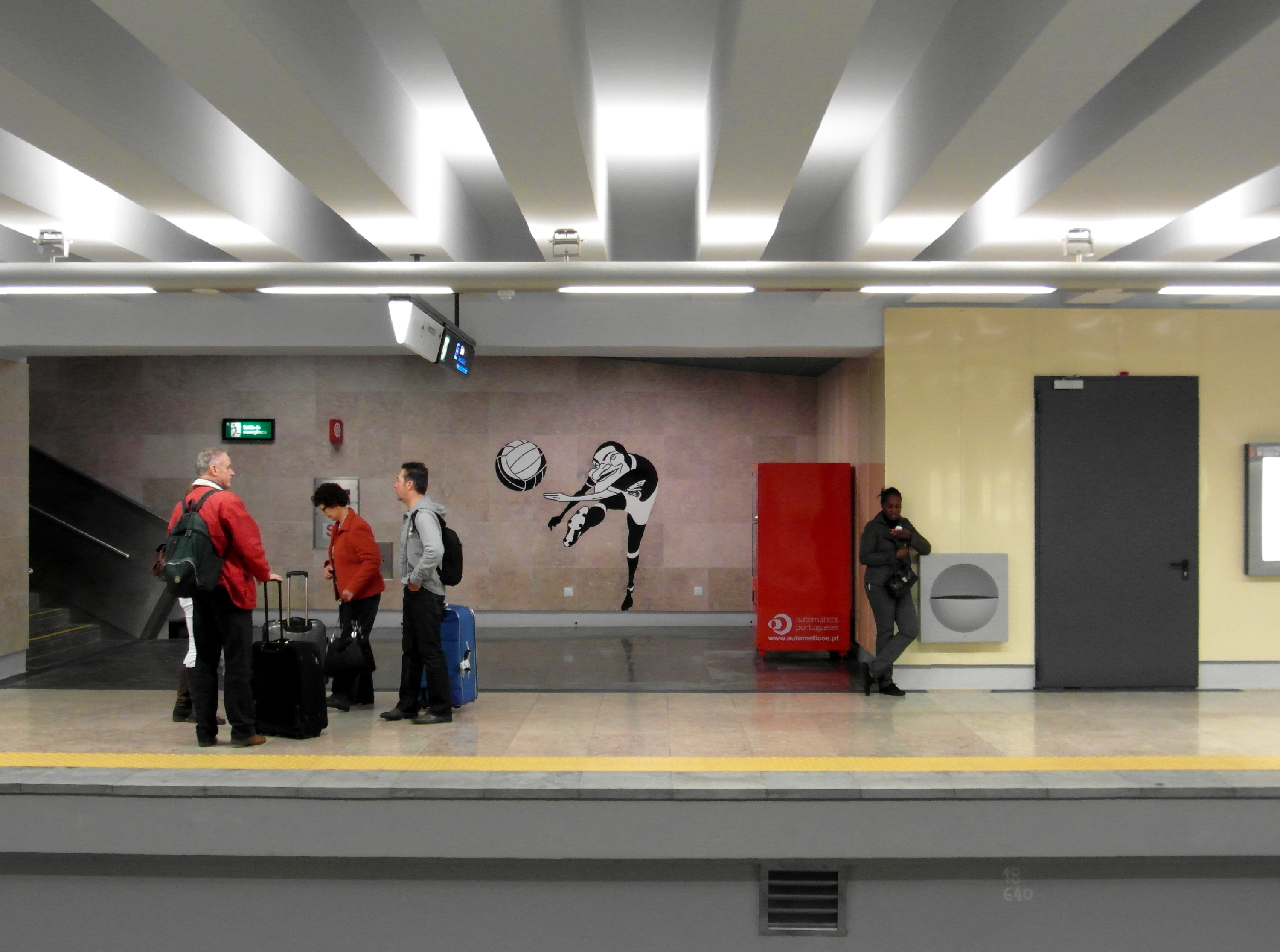 Murales dedicato a Eusébio nella metropolitana di Lisbona, realizzato presso la stazione dell'aeroporto. Foto di IngolfBLN [CC BY-SA 2.0 (https://creativecommons.org/licenses/by-sa/2.0)], attraverso Wikimedia Commons