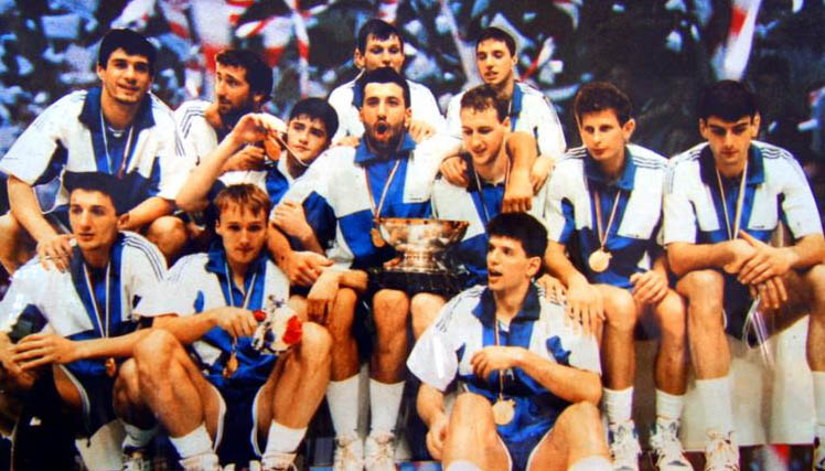 Drazen Petrovic: La nazionale jugoslava con il trofeo