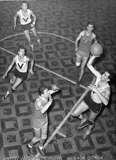 Storia del basket a Bologna. Un match della Virtus Bologna nel campo della Sala Borsa, attivo nei primi anni del secondo dopoguerra. Foto da Wikimedia Commons
