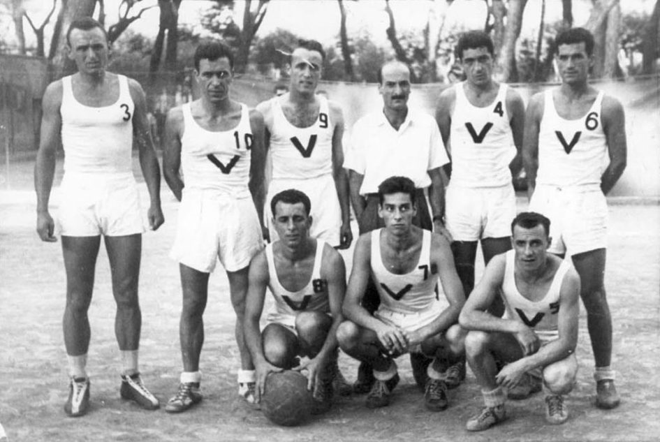 Storia del basket a Bologna. La Virtus Bologna alla fase finale della stagione 1945-1946. All'inizio di quel campionato le "V nere" erano state escluse dalle competizioni per gli effetti dell'epurazione post-fascista. Molti giocatori si erano quindi trasferiti alla Società Ginnastica Fortitudo, qualificandosi per la fase finale. Dopo i provvedimenti di amnistia la dirigenza della Fortitudo decise di lasciare alla Virtus il posto: le "V nere" vinsero così il primo titolo italiano della loro storia.