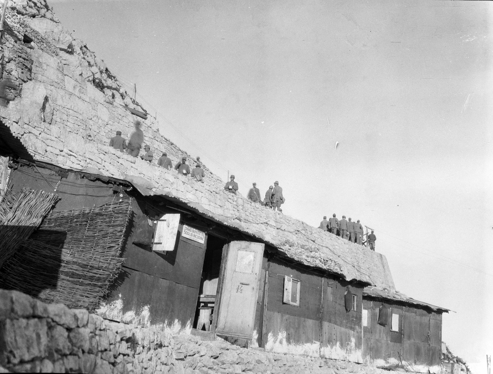 Grande Guerra sul Pasubio. Baraccamenti italiani sul rovescio di Cima Palon, vicino al Soglio dell'Incudine.