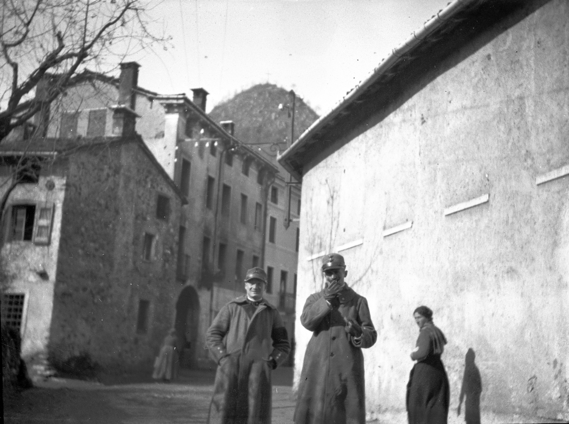 Grande Guerra sul Pasubio. Soldati in un borgo della Vallarsa. Foto scattata da Vaifro Agnoli nel 1918