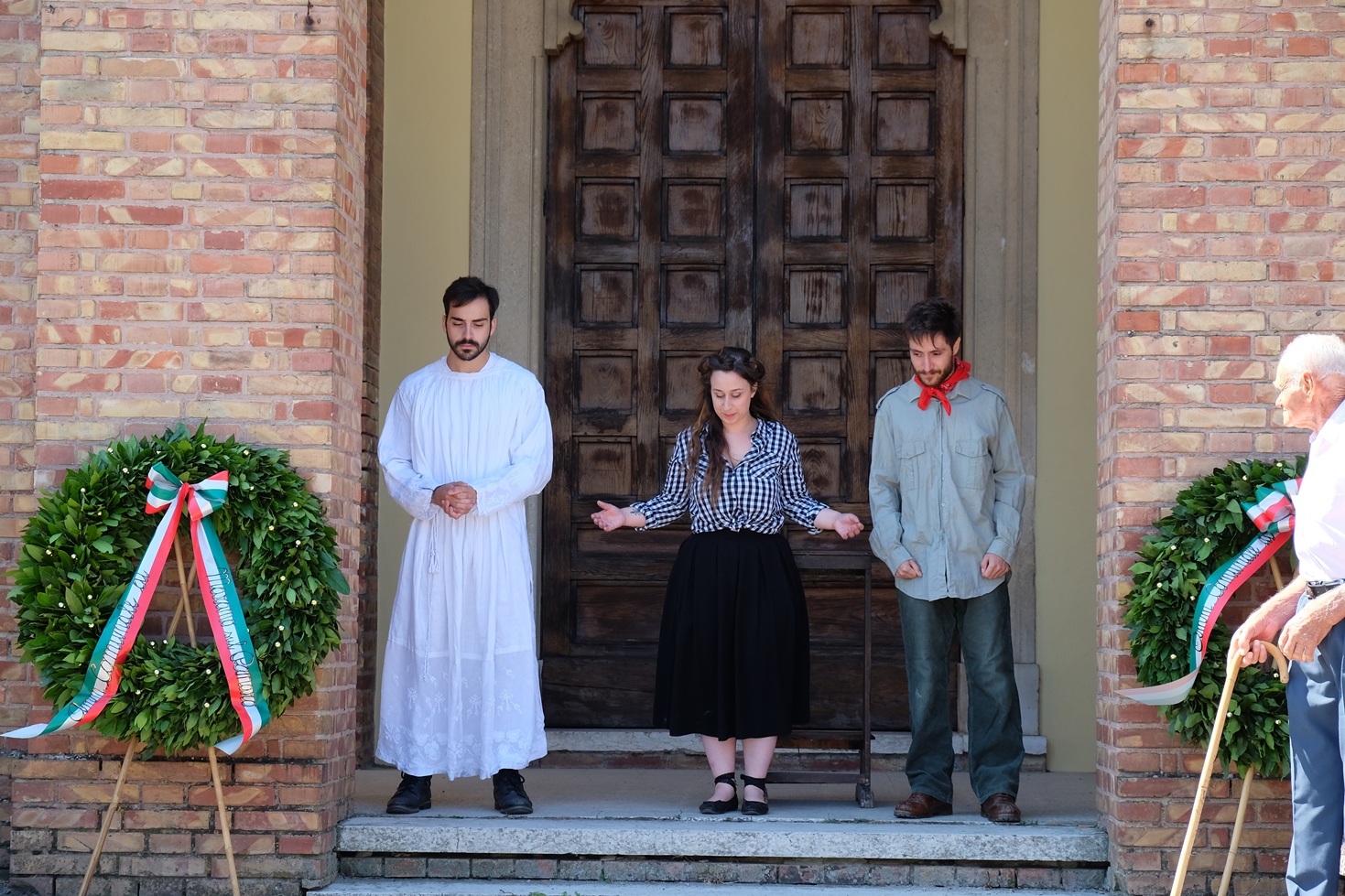 Gli attori Lorenzo Costantini, Eleonora Innocenti Sedili e Riccardo Serafini al termine dello spettacolo teatrale sulla strage di Ospitaletto (agosto 2016). Foto di Fausto Corsini