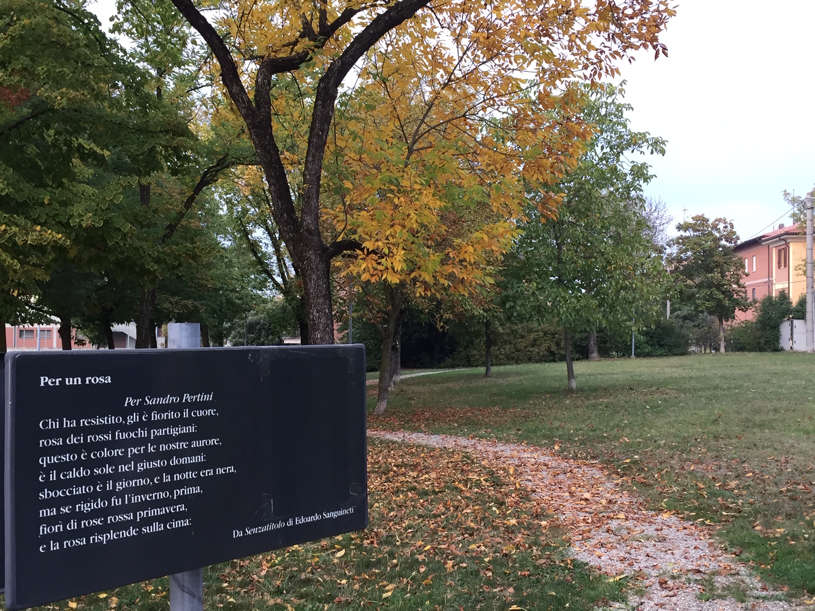 Tra le fabbriche e i parchi. Il parco Sandro Pertini a Castelnuovo Rangone, con le vignette che Andrea Pazienza realizzò nel 1983, ispirato dalla vita e dal carisma del Presidente della Repubblica.