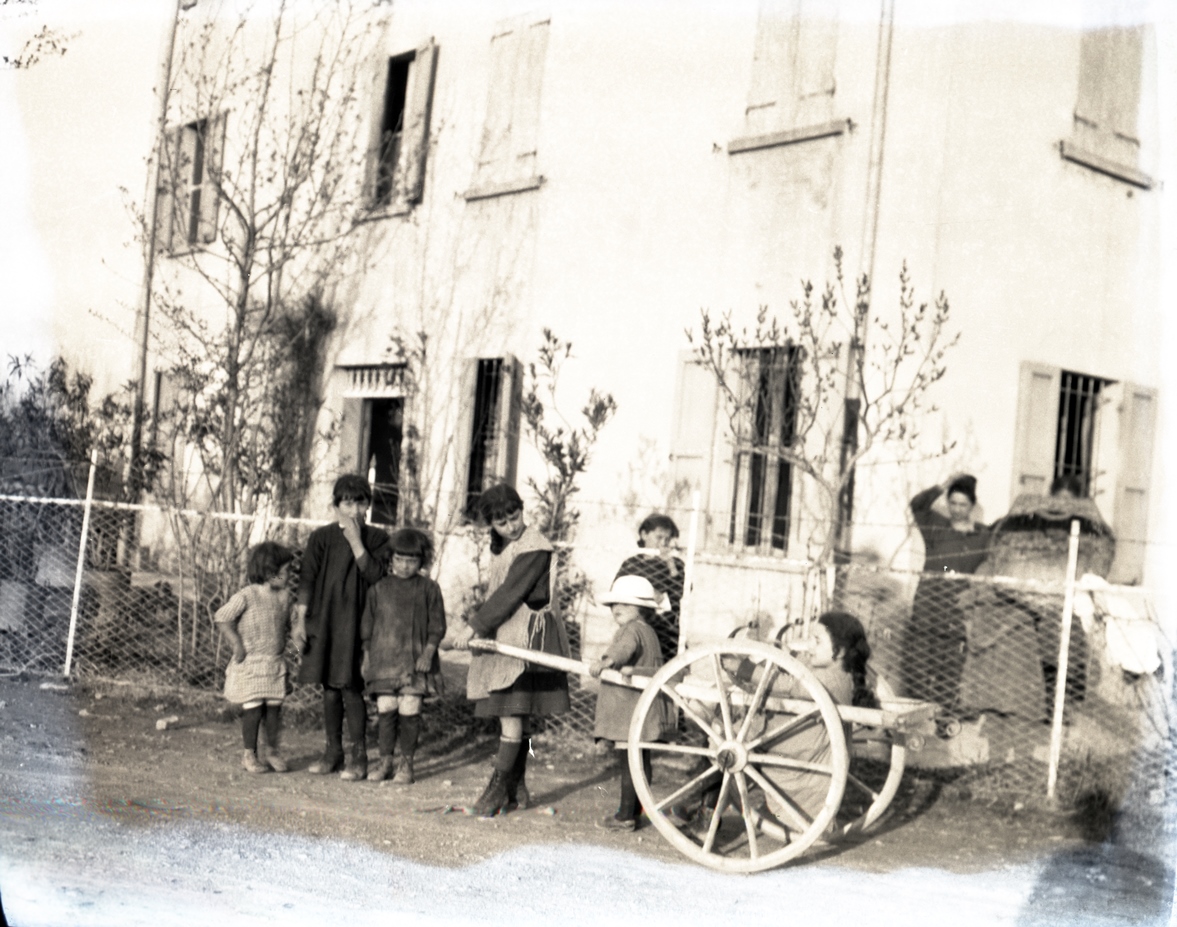Storie della Grande Guerra. 1918. Civili nelle immediate retrovie del fronte italo-austriaco. Foto collezione Fausto Corsini