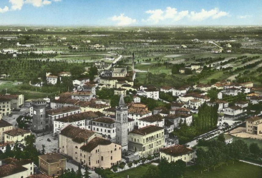 Tra le fabbriche e i parchi. Veduta aerea di Castelnuovo Rangone prima dello sviluppo demografico (e di conseguenza edilizio), cominciato nella seconda metà degli anni Ottanta. Foto tratta dall'archivio del Gruppo Mezaluna-Mario Menabue 