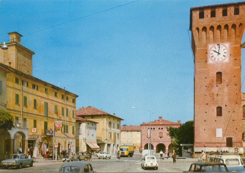 Tra le fabbriche e i parchi. Tra la metà degli anni Sessanta e gli anni Settanta anche il centro storico di Castelnuovo Rangone comincia a fare la propria conoscenza con la crescita delle automobili...