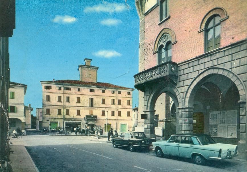 Tra le fabbriche e i parchi. Oggi via Roma, la principale del centro storico, è pedonale. Non era così, però, negli anni del nostro racconto... Foto tratta dall'archivio del Gruppo Mezaluna-Mario Menabue