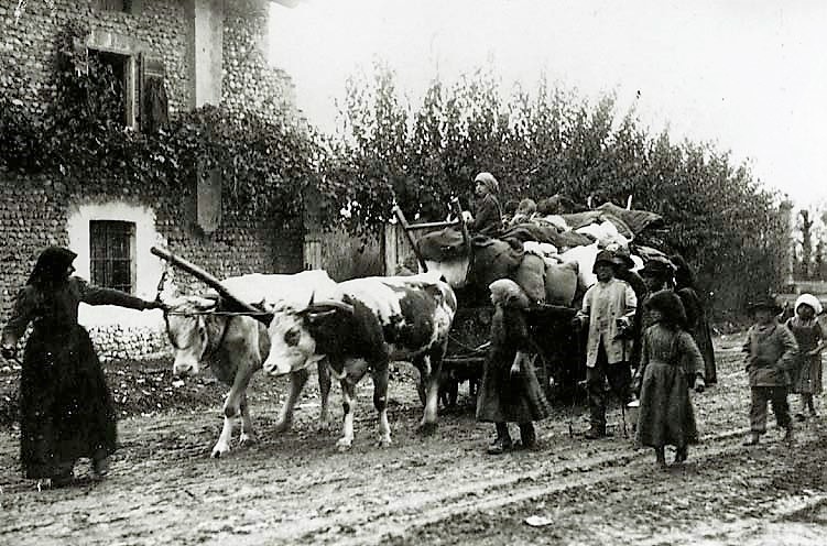 Fine della Prima guerra mondiale. Profughi friulani in fuga dalla zona delle operazioni militari nel 1917. Foto via Wikimedia Commons