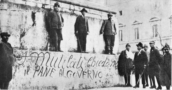 Fine della Prima guerra mondiale. Manifestazione di protesta dei mutilati per il pane. Foto via Wikimedia Commons