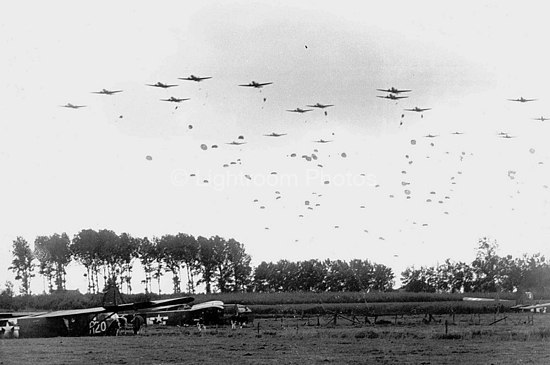 Storia del basket in Italia. Truppe dell'82^ Divisione vengono paracadutate nell'Europa settentrionale durante l'estate del 1944. Foto via Wikimedia Commons