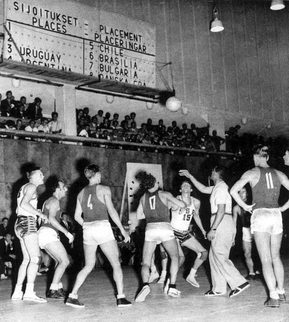 Storia del basket in Italia. Ai Giochi Olimpici del 1952 la finale per l'oro vide di fronte gli Stati Uniti e l'URSS: la nazionale a stelle e strisce vinse con il punteggio di 36-25. Foto via Wikimedia Commons 