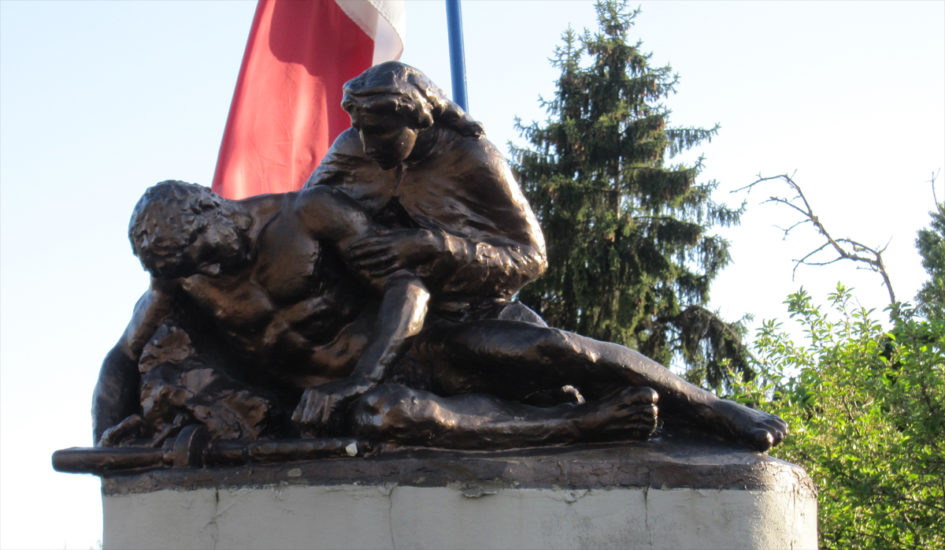 Gabriella Degli Esposti. Questa scultura sormonta il monumento ai "martiri del Panaro", realizzato nel luogo dove sorgeva l'ammasso canapa di Castelfranco Emilia